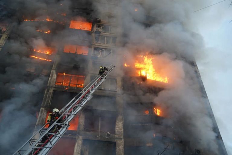 Снаряд попал в жилой 16-этажный дом в Святошинском районе Киева. Есть погибшие