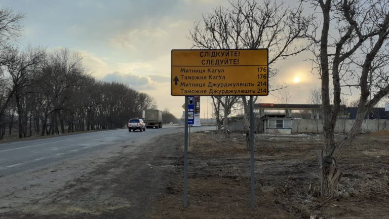 На дорогах Молдовы установлены спецзнаки. Они помогут беженцам добраться до КПП с Румынией