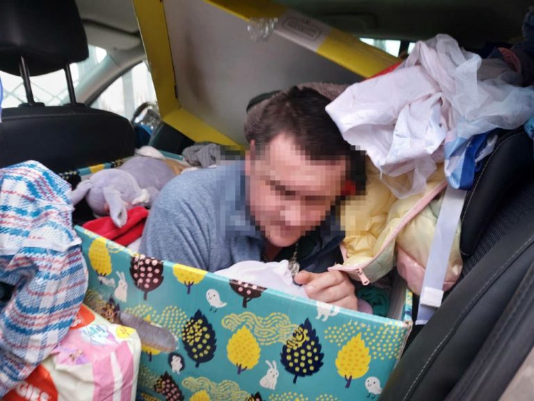На границе с Молдовой украинские пограничники задержали мужчину, который прятался в бэби-боксе