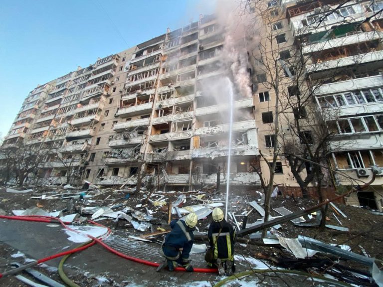 (ФОТО/ВИДЕО) В Киеве в результате обстрелов загорелся девятиэтажный дом и повреждена станция метро