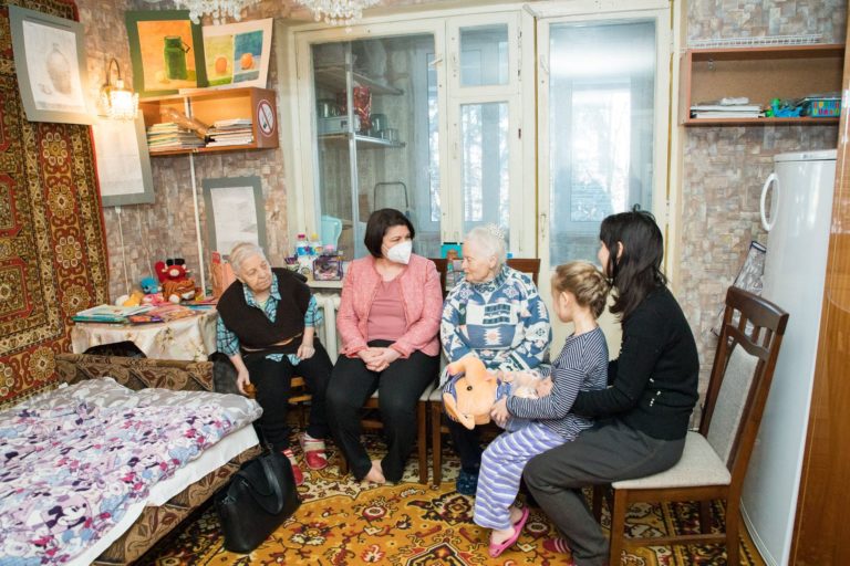 (ФОТО) «Жест просто невероятен». 85-летняя бывшая учительница приютила семью беженцев из Украины