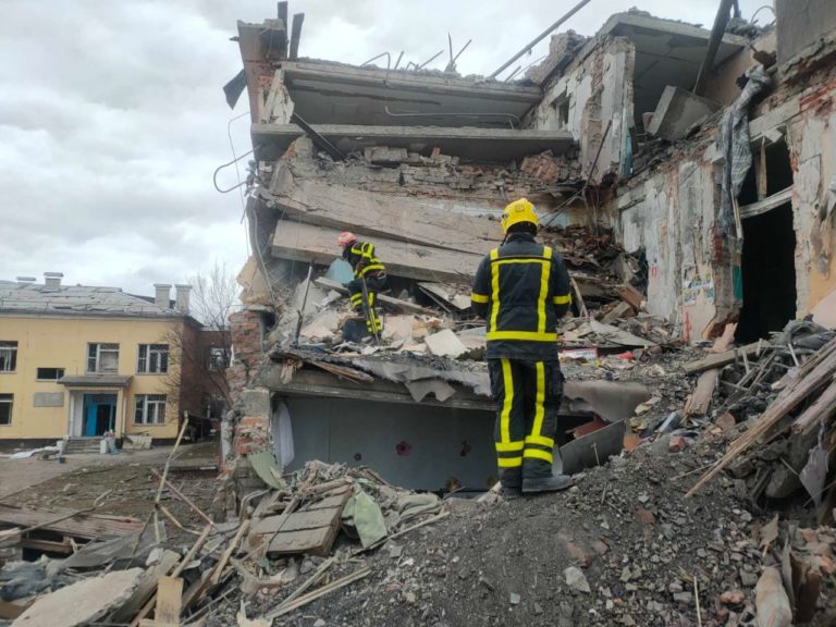 В результате обстрелов российских войск в Чернигове за сутки погибли 53 жителя
