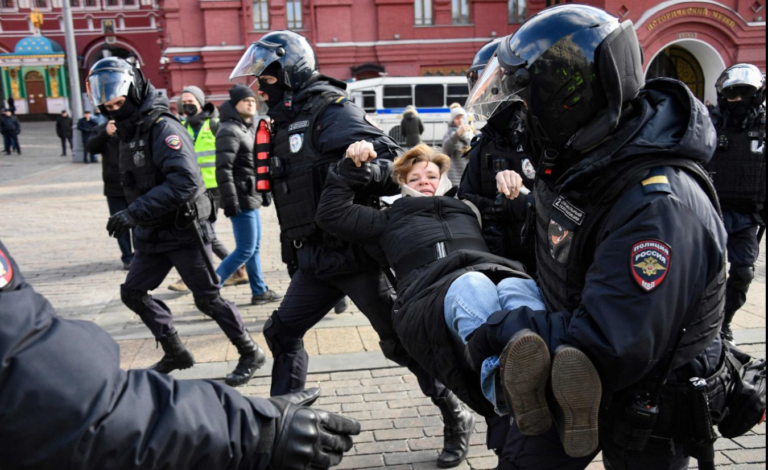 За месяц войны на антивоенных протестах в России задержали уже более 15 тысяч человек