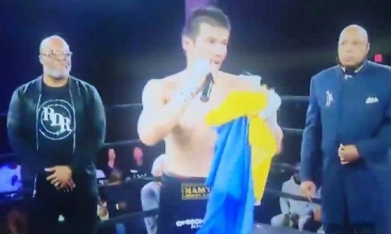 Боксер из Казахстана вышел на бой в США с флагом Украины 