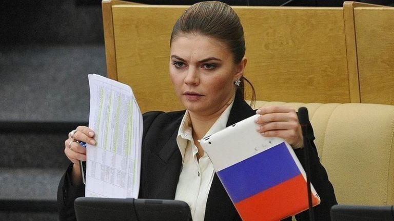 Активисты из трех стран просят отозвать швейцарское гражданство Кабаевой. СМИ называют ее возлюбленной Путина