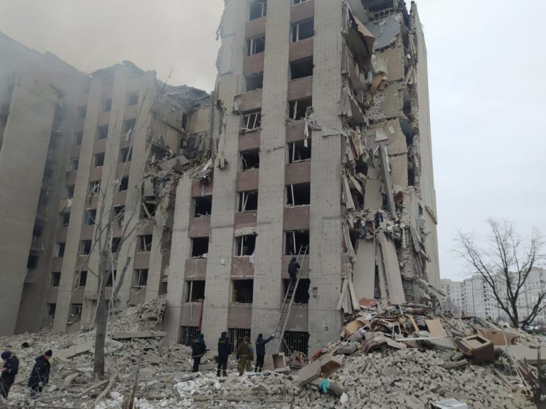 (ФОТО, ВИДЕО) Из-за авиаудара в Чернигове обрушился многоэтажный дом