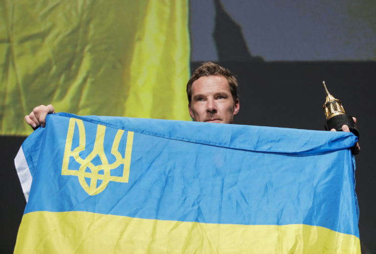 (ФОТО)Бенедикт Камбербэтч с украинским флагом на кинофестивале в Санта-Барбаре