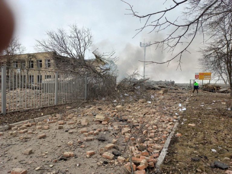Под завалами здания аэропорта в Виннице остаются шесть человек