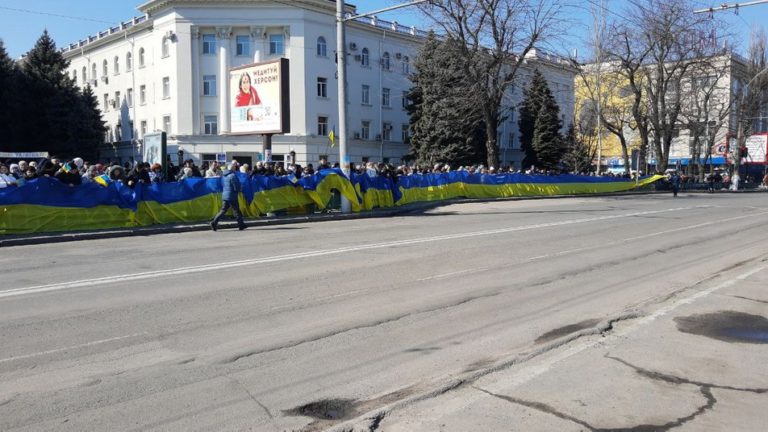 (ФОТО, ВИДЕО) В Херсоне прошел мирный митинг против оккупантов