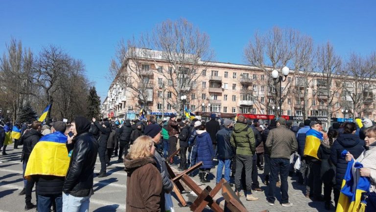 (ВИДЕО) В оккупированных городах на юге Украины проходят массовые антироссийские митинги