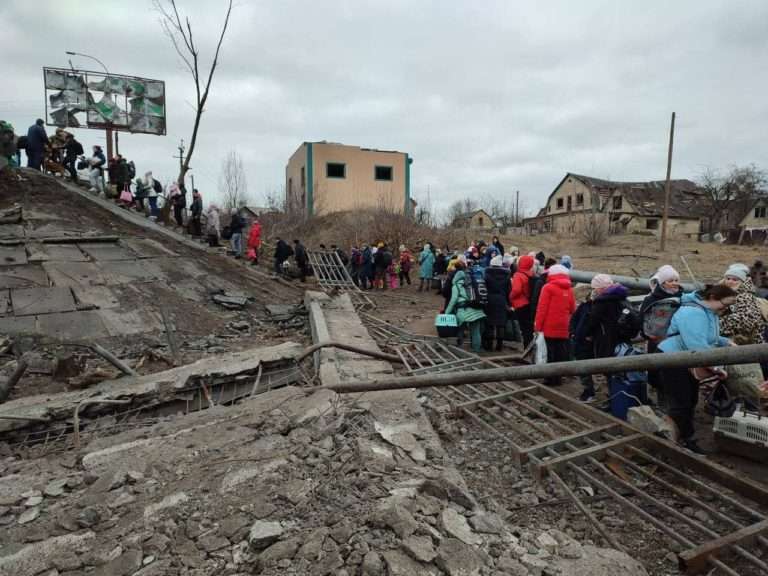 (ФОТО и ВИДЕО) Из-за обстрела ж/д путей у Ирпеня люди идут пешком через разрушенный мост, чтобы эвакуироваться