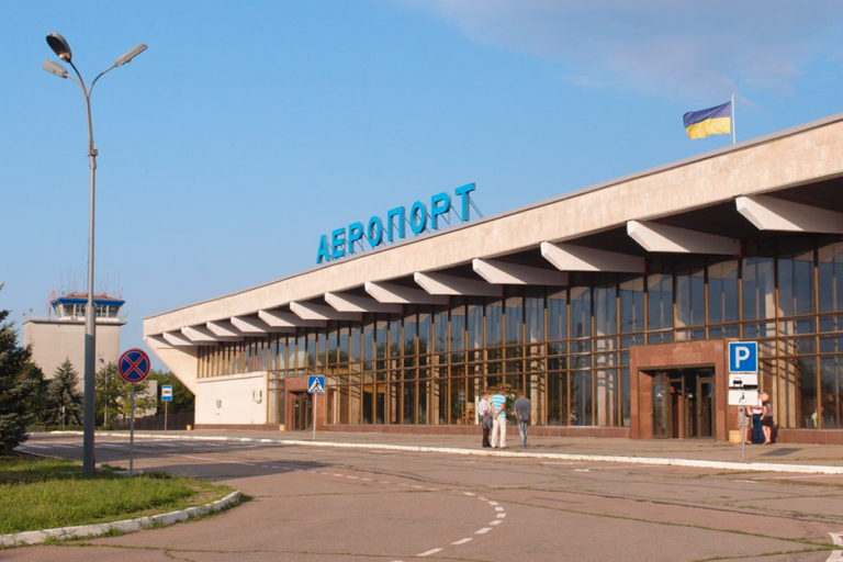 Украинские военные разбомбили аэродром, где хранилась российская техника: уничтожено около 30 вертолетов