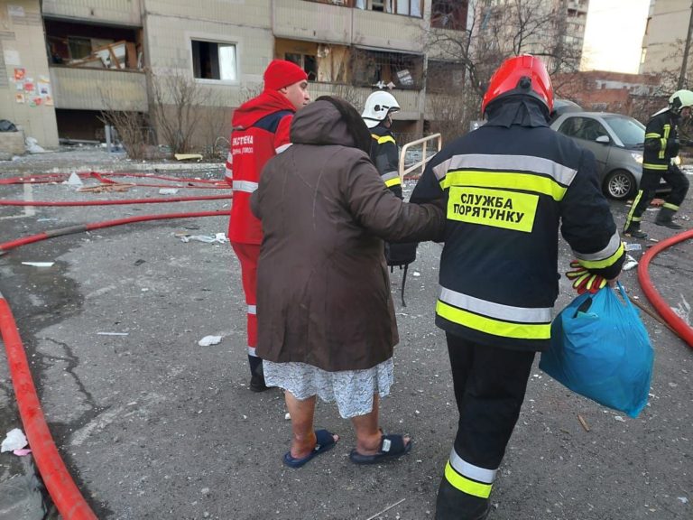 (ФОТО/ВИДЕО) В Киеве из-за обломков сбитой ракеты загорелась многоэтажка. Удар агрессоры нанесли в 5 утра