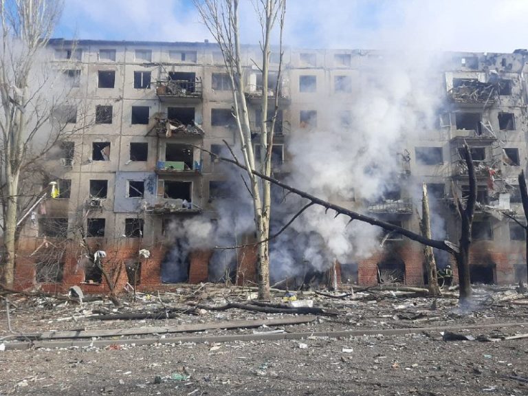Более 90 человек находятся в больницах после обстрела вокзала в Краматорске