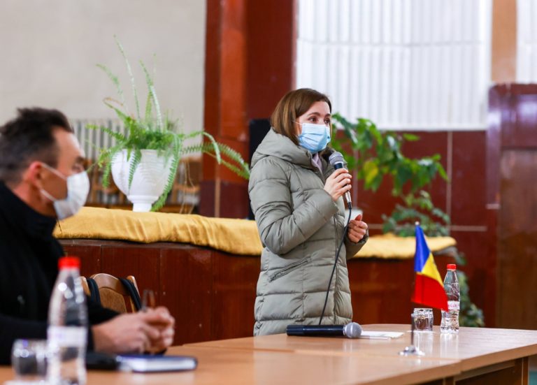 (ФОТО) Майя Санду поговорила с жителями Ниспоренского района о войне у границ Молдовы