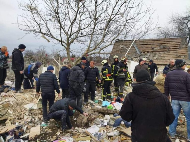 (ФОТО) Село под Киевом полуразрушено после обстрела. Погибло 3 детей и 2 взрослых