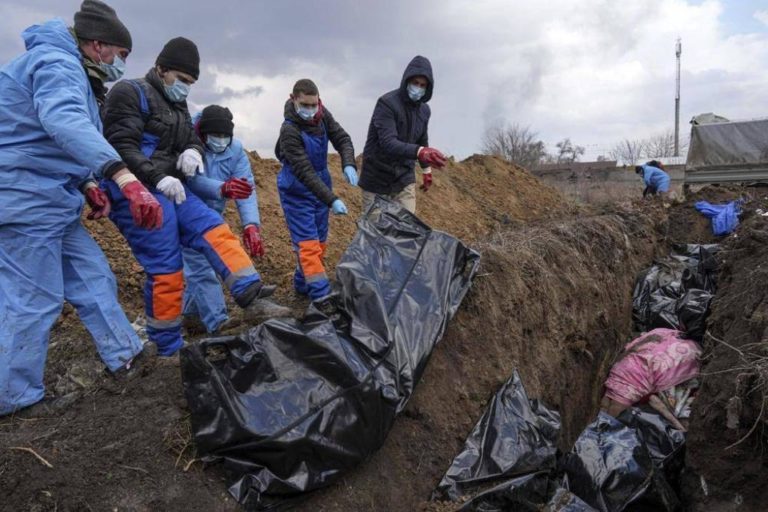 Из-за непрекращающихся обстрелов в Мариуполе погибщих хоронят в братской могиле
