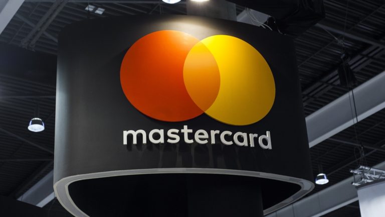 Mastercard отключила несколько российских банков от платежной системы из-за санкций
