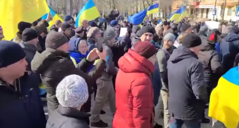 (ВИДЕО) Жители Новой Каховки проводят митинг против захвата города российскими оккупантами