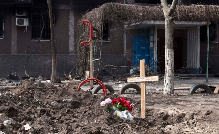 (ФОТО) Жители Мариуполя хоронят соседей и близких прямо во дворах жилых домов