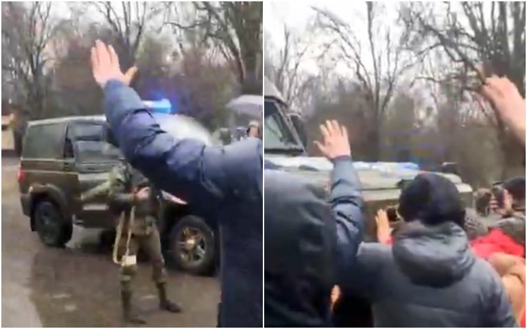 (ВИДЕО) «Оккупанты, убийцы!» В Мелитополе безоружные жители встали на пути российской военной техники