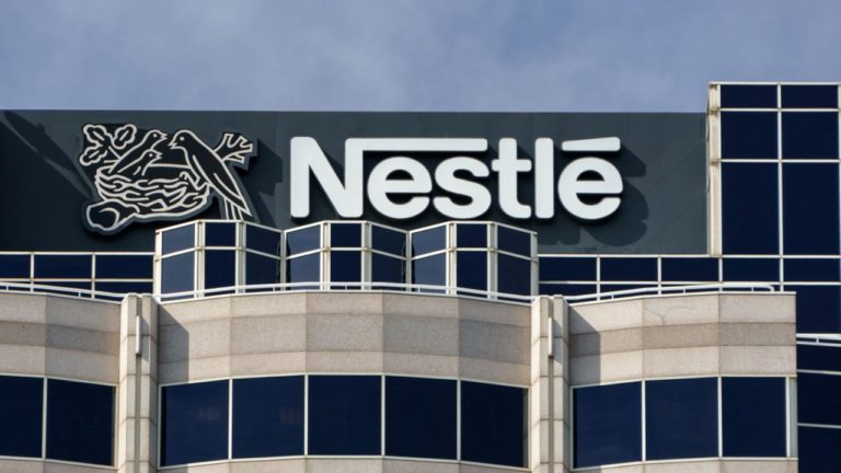 Компания Nestle заявила о приостановке инвестиций в Россию