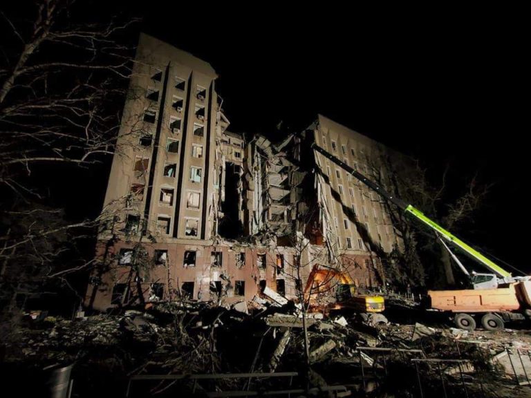 (ФОТО) Число жертв удара по Николаевской обладминистрации выросло до 16 человек