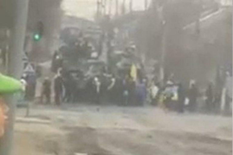 (ВИДЕО) Жители Старобельска Луганской области вышли остановить российскую технику