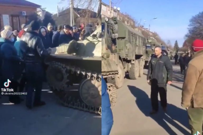 (ВИДЕО) В Черниговской области жители поют Гимн Украины и останавливают российскую технику