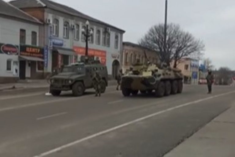 (ВИДЕО) «За что, ребята, за что?» В Купянске российские войска стреляют в городе
