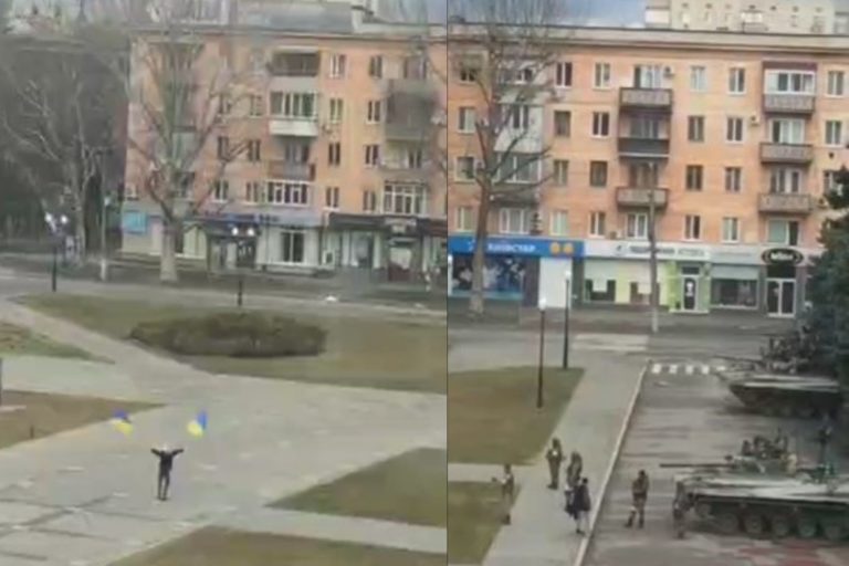(ВИДЕО) Жители Херсона отобрали украинские флаги у военных России, которые их сняли