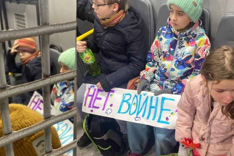 (ФОТО) В Москве задержали двух женщин и их детей, которые пришли к посольству Украины