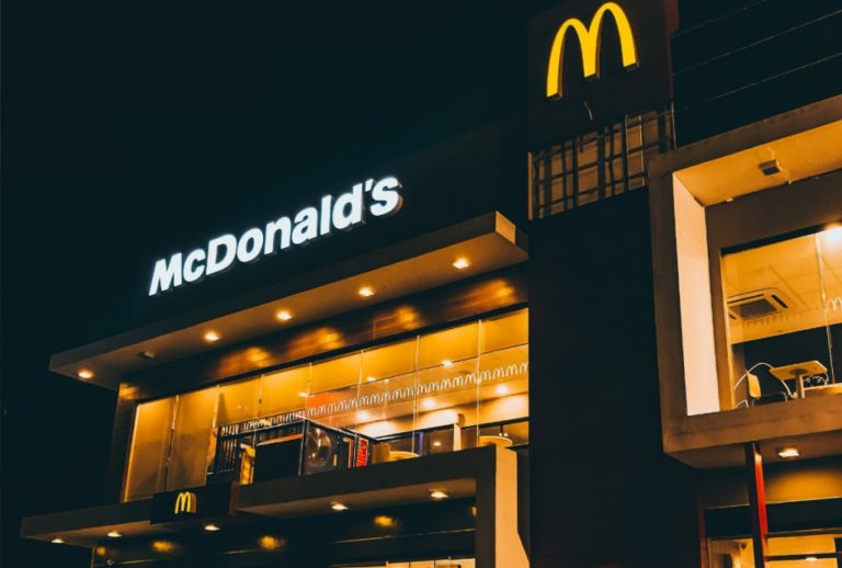 McDonald’s закрывает 850 ресторанов в России