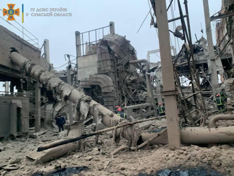 (ФОТО) На разрушенной российскими войсками ТЭЦ в Ахтырке спасатели проводят работы