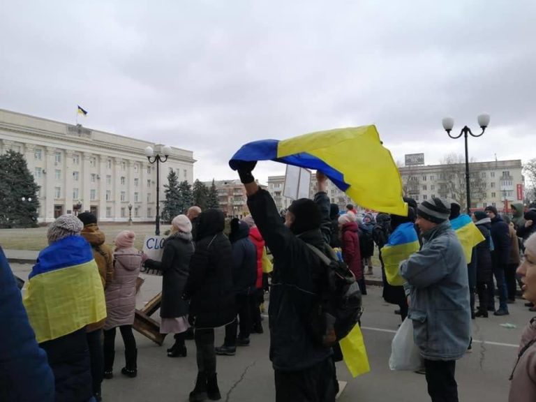 (ФОТО/ВИДЕО) В Херсоне и Мелитополе люди вышли на протесты против российской оккупации