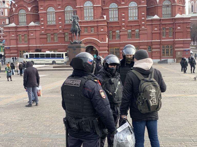 Сегодня в России проходят антивоенные митинги. Некоторые сотрудники полиции с буквой Z на шлеме