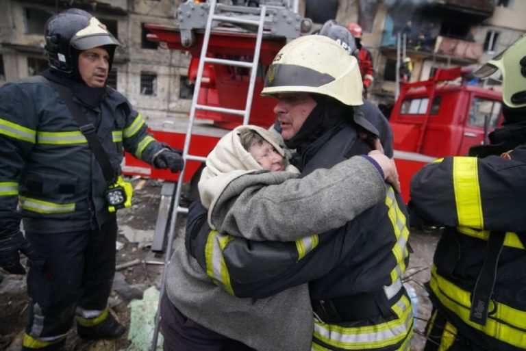 (ФОТО/ВИДЕО) Пожар в жилом районе Киева: 2 человека погибли