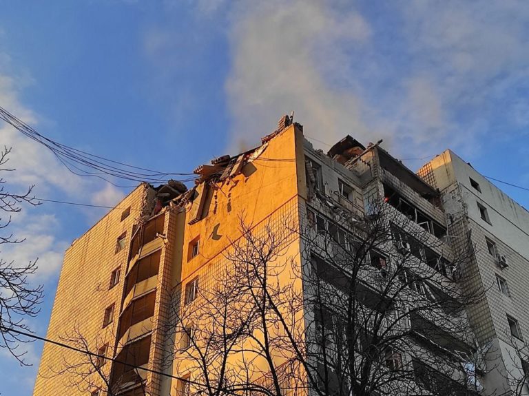 (ФОТО) Утром снова обстреляли Киев: обломки снаряда попали в жилые дома, есть раненые