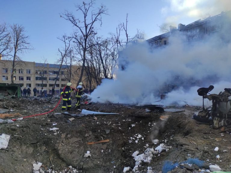 (ФОТО/ВИДЕО) Очередной удар по Киеву: российские войска обстреляли жилой квартал, есть жертвы