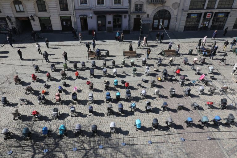 109 пустых колясок: во Львове проводят акцию памяти убитых во время войны детей