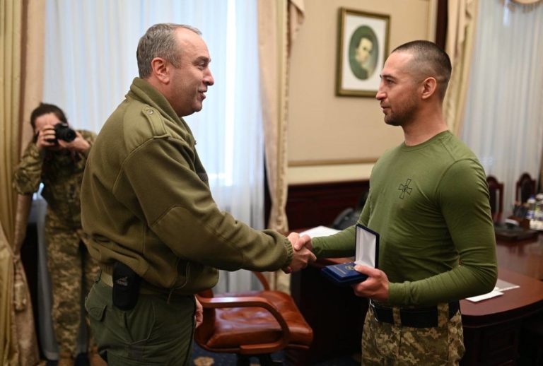 Автор фразы про русский военный корабль награжден «За заслуги перед Черкащиной»