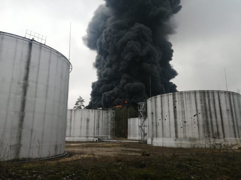 (ФОТО/ВИДЕО) В Чернигове снаряд попал в нефтебазу