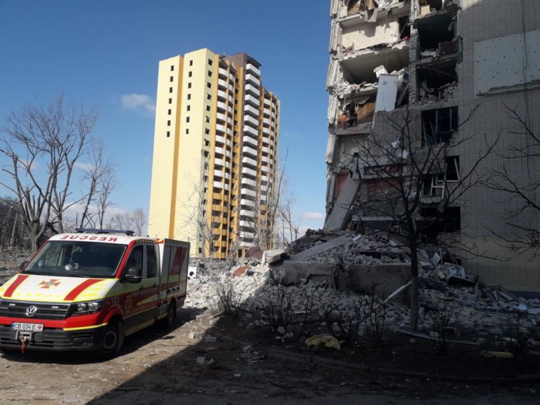 (ФОТО 18+) В Чернигове после российского обстрела погибла вся семья — родители и трое детей