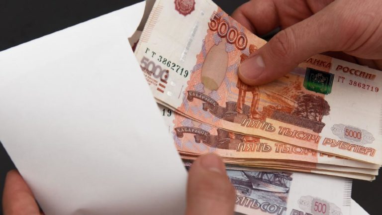 Россияне забрали из банков в феврале рекордную сумму с 2008 года