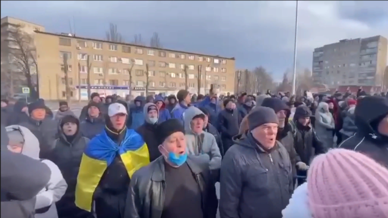 (ВИДЕО) В Мелитополе люди вышли на протест и просят освободить мэра города