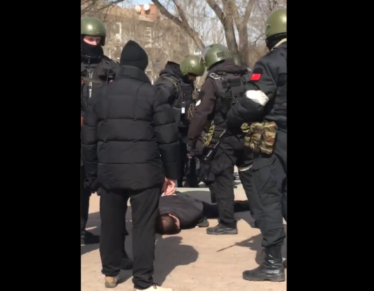 (Видео) В Бердянске участников митинга за единство Украины избили люди в военной форме