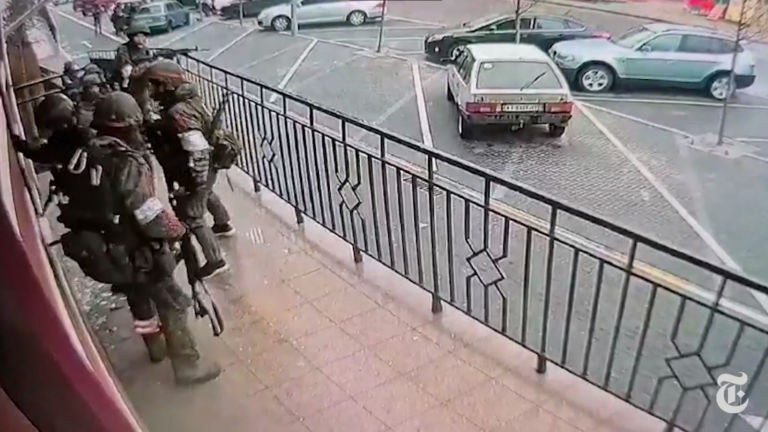 Российские войска ворвались в жилой комплекс в пригороде Киева и взяли жителей в заложники