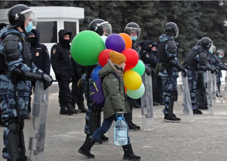 В Москве шестиклассник высказался на уроке по поводу «спецоперации» в Украине. После этого к ним домой пришла полиция