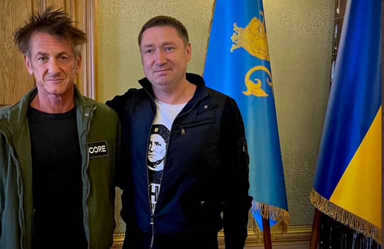 Голливудский актер Шон Пенн приехал во Львов, чтобы помочь беженцам