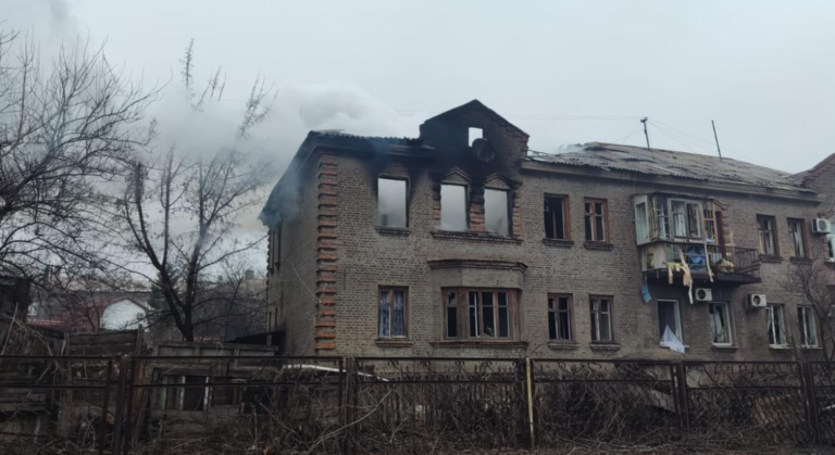 Школа и двухэтажный дом пострадали в результате обстрела в Мариуполе